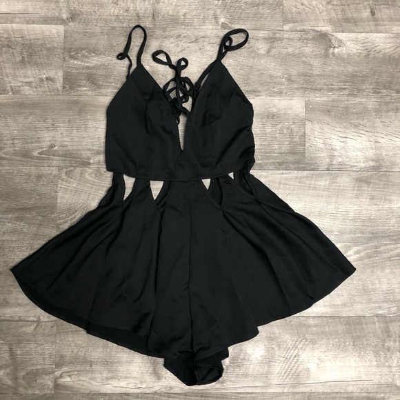 NWOT Yoins Black Romper - Picture 5 of 8